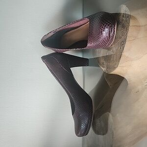 CLARKS Dark Plum Snakeskin Pumps Heels Womens 9